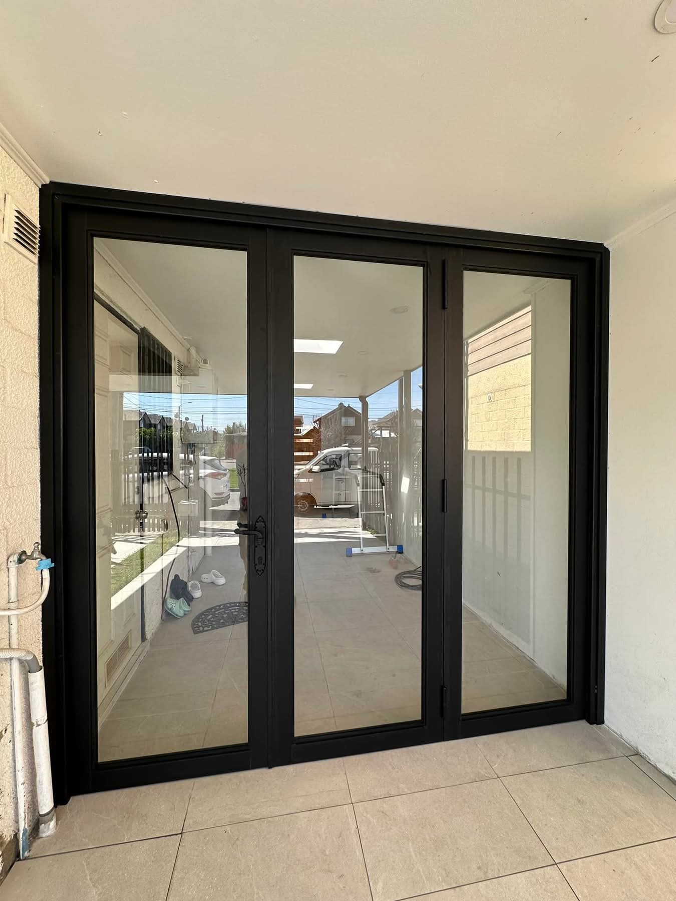 Puerta en Aluminio color bronce