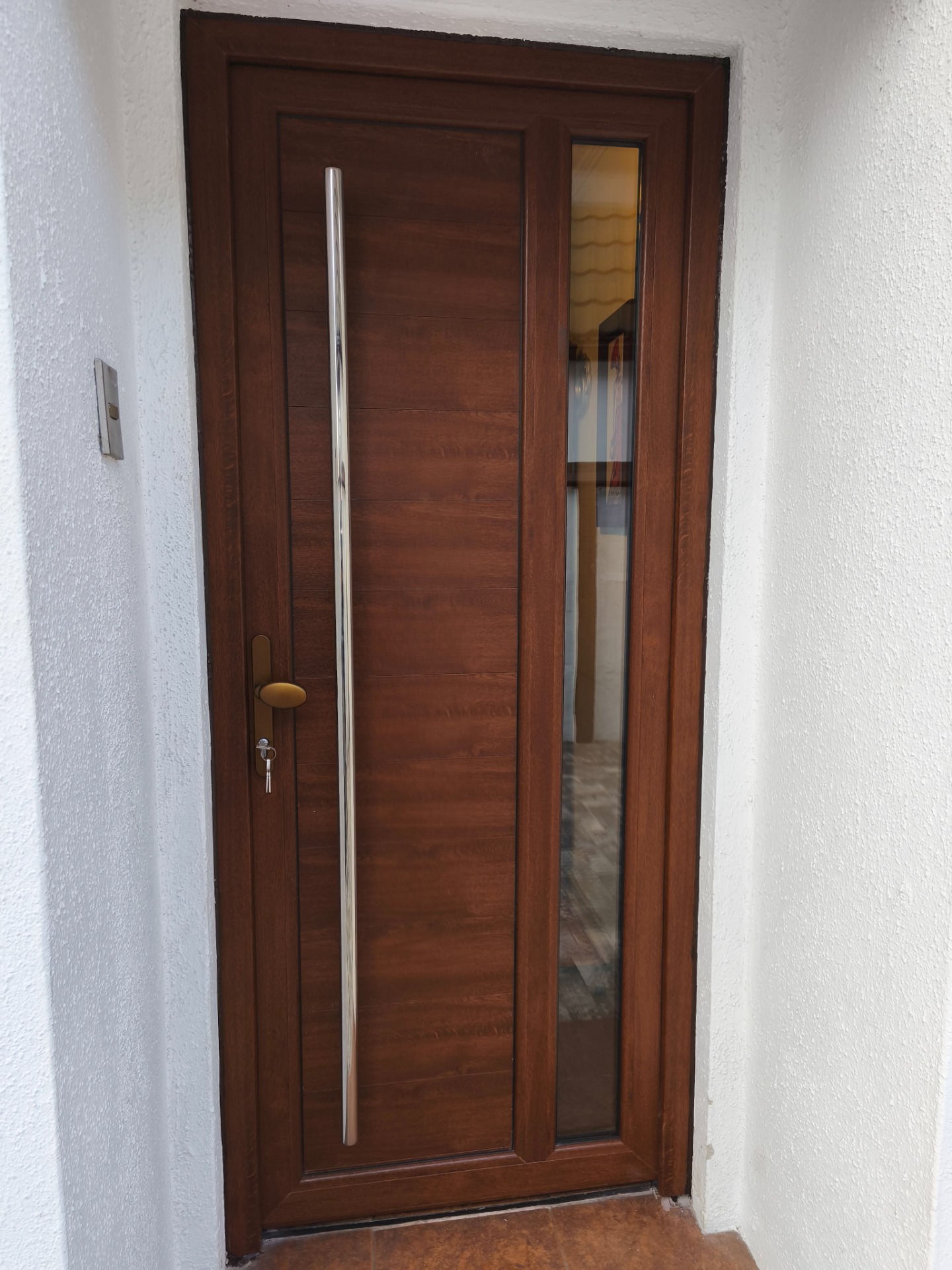 Puerta en PVC color nogal